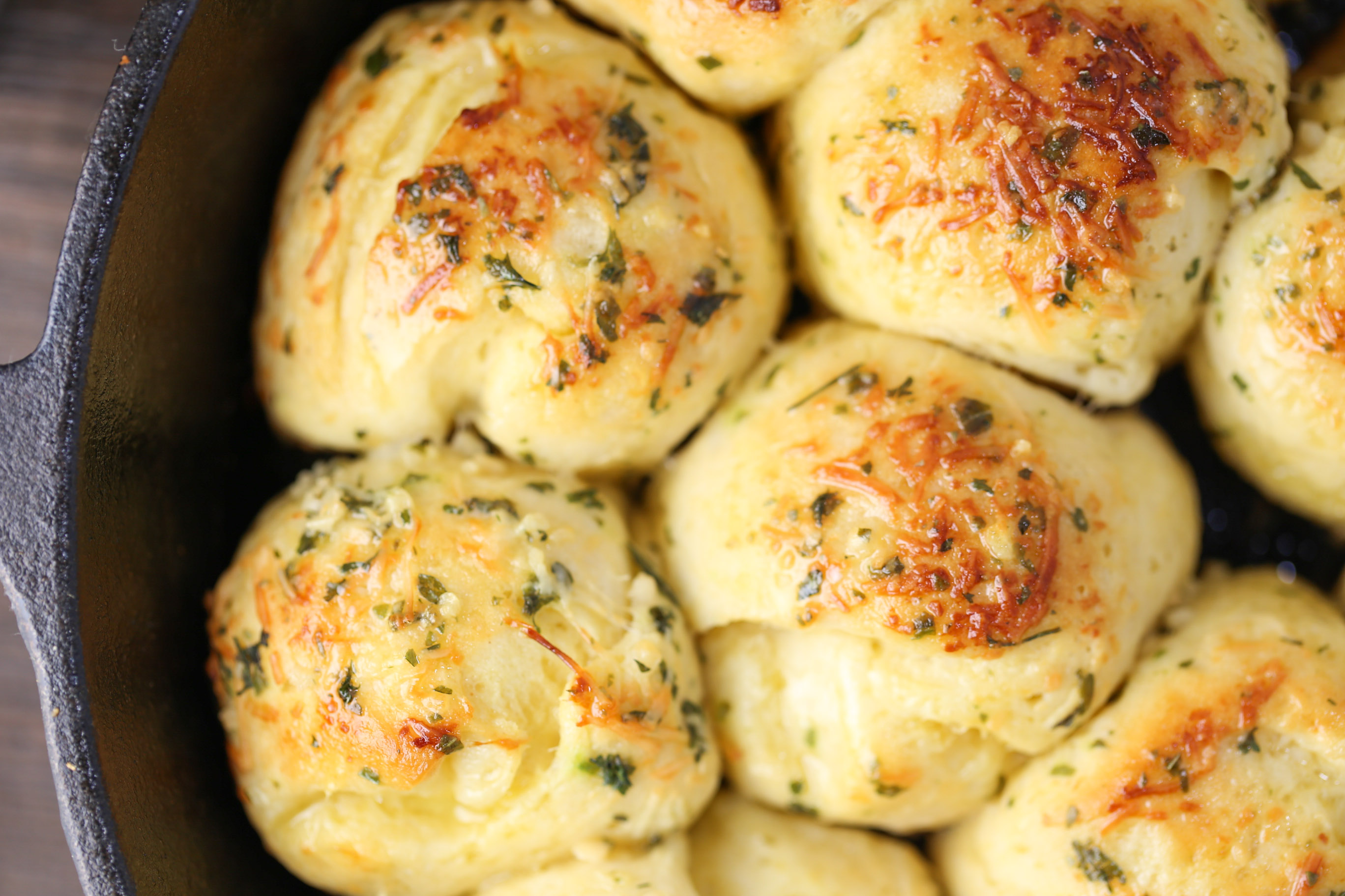 Garlic Parmesan Skillet Rolls